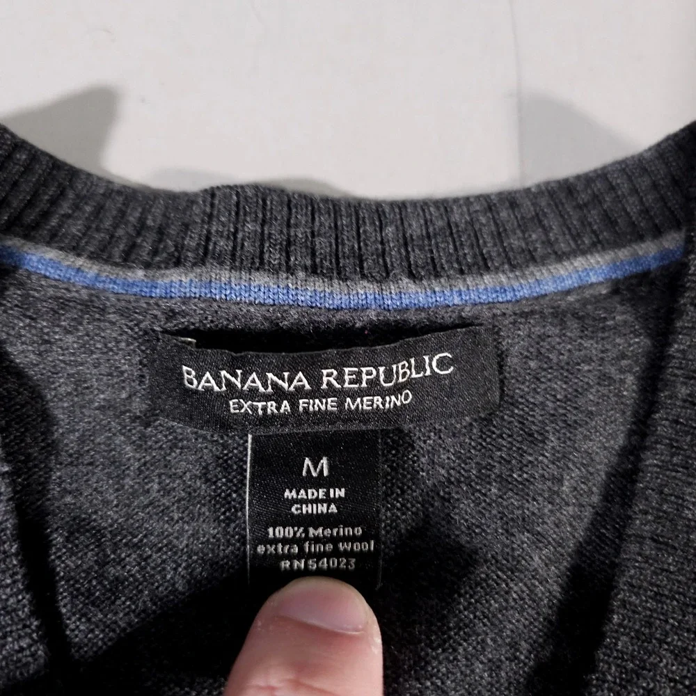 Banana Republic V-Neck Sweater Mens M Gray Extra Fine Merino Wool Knit Pullover